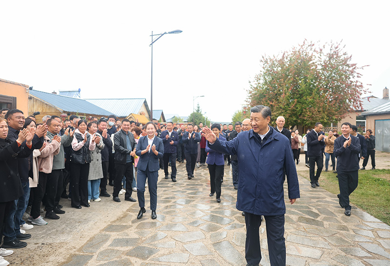9月6日至8日，中共中央总书记、国度主席、中央军委主席习近平在黑龙江调查。这是6日下午，习近平在大兴安岭地域漠河市北极村调查时，向本地人民挥手致意。