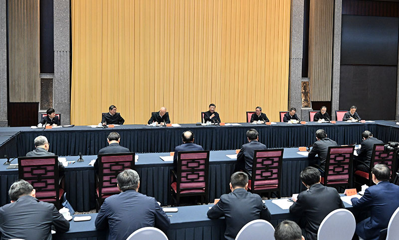 11月30日上午，中共中央总书记、国度主席、中央军委主席习近平在上海主持召开深刻推动长三角一体化发展座谈会并颁发重要讲话。