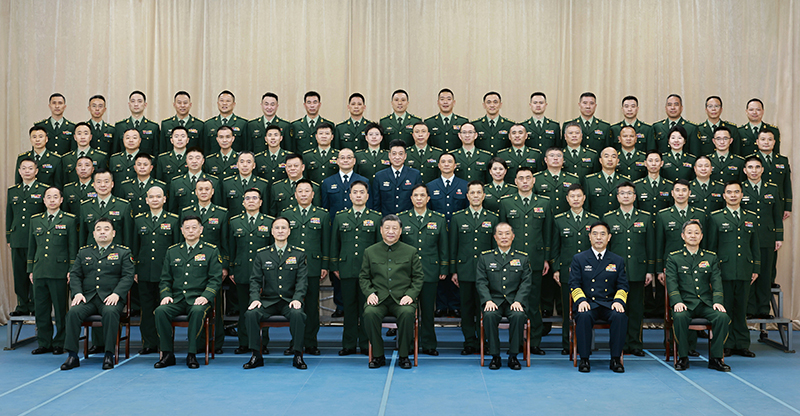 11月29日，中共中央总书记、国度主席、中央军委主席习近平到武警海警总队东海海区指挥部视察。这是习近平亲切接见东海海区指挥部有关同道，同各人合影留想。
